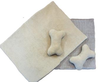 Hundedecke mit Kuschelknochen Handarbeit - Ton in Ton beige