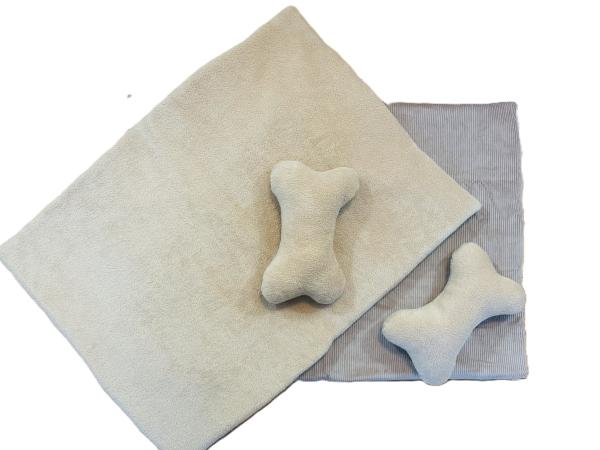 Hundedecke mit Kuschelknochen Handarbeit - Ton in Ton beige