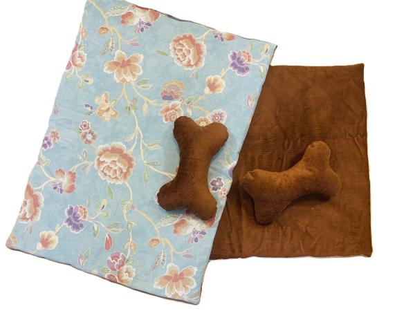 Hundedecke mit Kuschelknochen Handarbeit - blumiges Motiv