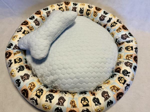 UNIKAT Schnoodle Welpenbett Hundebett ca. 60 cm blau mit Kuschelknochen